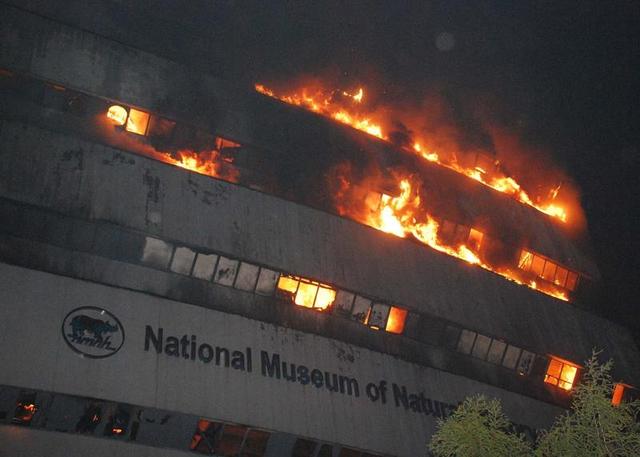 印度博物馆严重火灾 整栋建筑被彻底焚毁