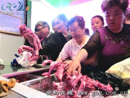 雨润冷鲜肉店遭肉贩围堵称其低价扰乱