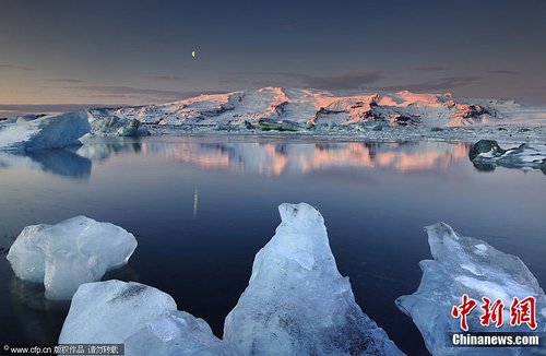 冰岛湖面漂浮冰块增多 摄影师镜头警示全球变暖