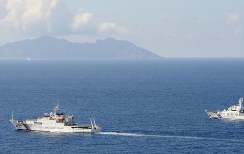 现场:中日8艘公务船在钓鱼岛海域展开一对一较