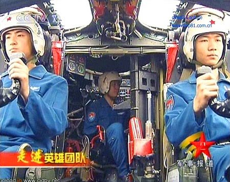 这是经过信息化改造前后的轰6(下)和老式轰6(上)的机舱图片对比