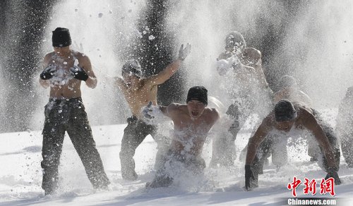 韩国特种部队雪中赤膊训练