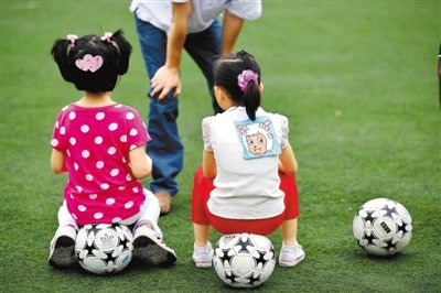 学足球的孩子