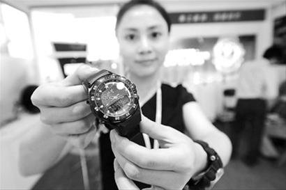 孩子若被丢校车内,老师手机会报警