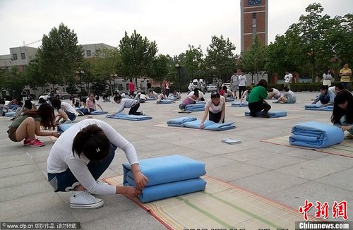 <em>聊城大学</em>举办叠被子比赛 大学生比拼叠被功_