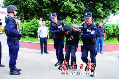 图为凶手被押进揭阳市看守所.