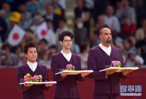 颁奖仪式上的礼仪先生