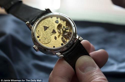 目前，世界上仅有50个人拥有史密斯制造的手表。