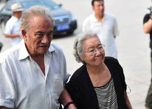 陈强追悼会举行 冯巩葛优等众多名人前往(组图