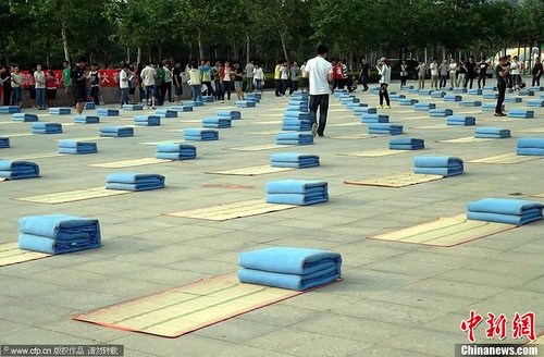 <em>聊城大学</em>举办叠被子比赛 大学生比拼叠被功_