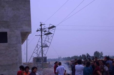 河南一建筑工地脚手架触碰高压线 3人触电死亡