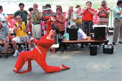 财经新闻 综合新闻 正文    本报讯(记者郑磊)年近花甲却能从容"下腰"
