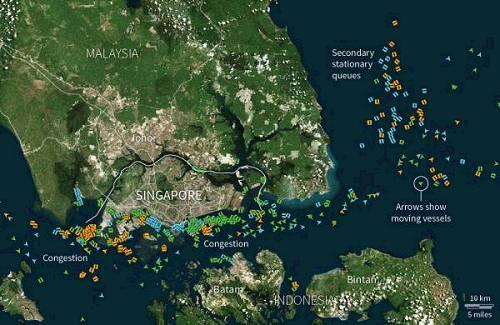 新加坡及马来西亚外海的大型油轮及储油船与较小型运油船的位置卫星图