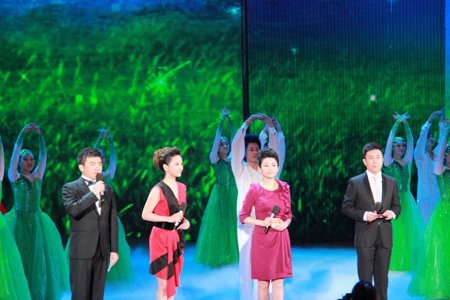 图文:主持人宣布晚会结束_财经_腾讯网