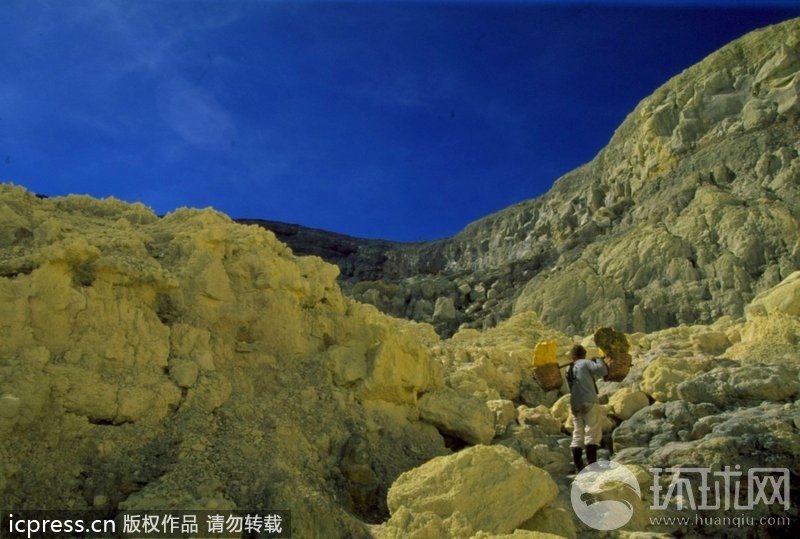 印尼东爪哇岛,火山口的硫磺采矿工.