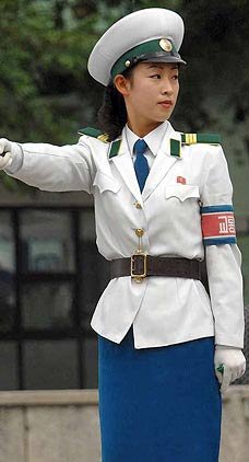 实拍朝鲜漂亮女交警