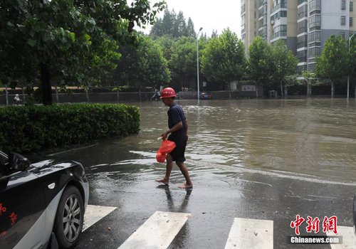 安徽合肥突降暴雨 数车被困桥下