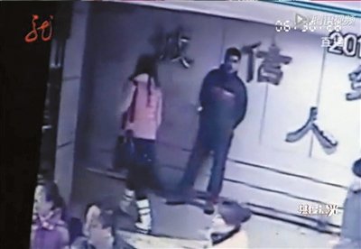 为寻刺激<em>男子</em>扎<em>女性臀部</em>_财经_腾讯网