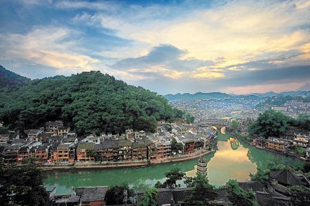 凤凰古城今起收费 门票为每人148元