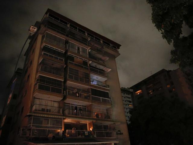 委内瑞拉首都局部断电 市民摸黑了