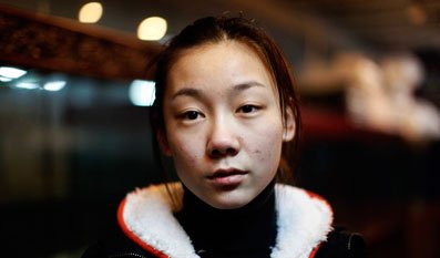 裸模苏紫紫身价增6倍摆脱贫困 自称身后无推手