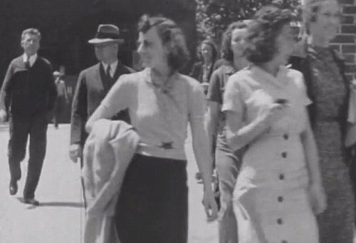 黑白电影惊现“手机”“时间旅行者”话题再引热议