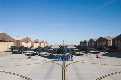 停放在美国霍洛曼空军基地的无人机.资料图片