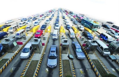 江苏高速收费站无视免费放行 车龙超长仍收费