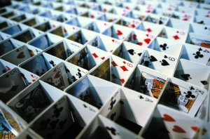美扑克之王用纸牌搭出大厦[图]