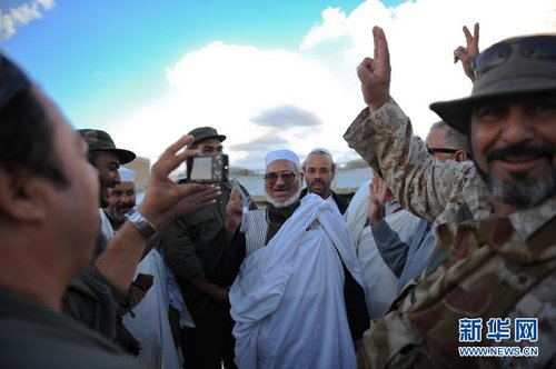 利比亚当局武装人员开始拆除阿齐齐亚兵营