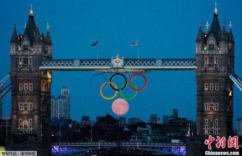圆月与伦敦塔奥运五环"合体" 创六环奇景(图)