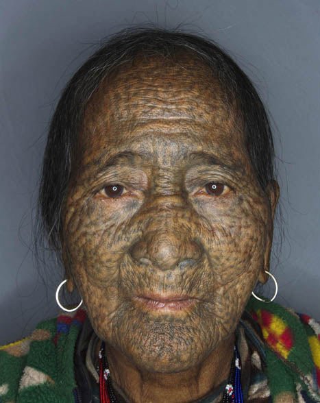 缅甸女子的面部刺青