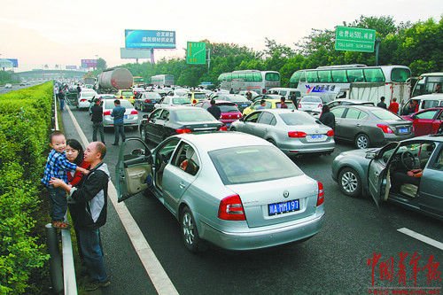 高速路免费刺激自驾游升温 政策仍需再完善