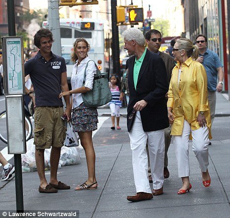 罕见街拍希拉里携夫闲逛纽约 疑欲隐退回归普