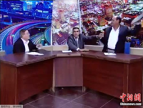约旦电视辩论惊险 议员扔鞋并掏枪威胁对手