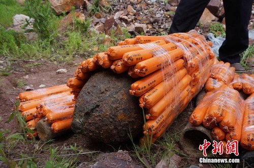 江苏镇江销毁61枚废旧炮弹 包“火腿肠”远距离引爆_财经_腾讯网