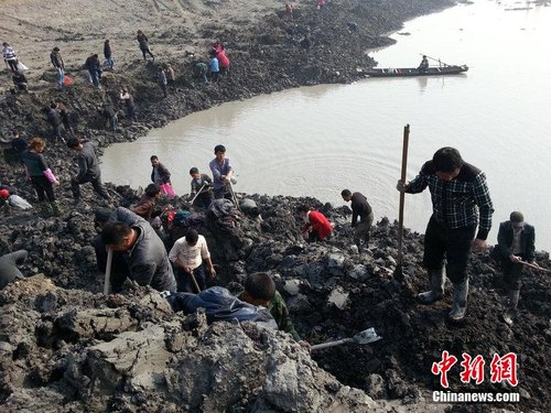 安徽江苏交界江边数百村民日夜疯狂挖宝
