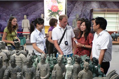 图:欧洲青年代表参观陕西秦始皇兵马俑博物馆