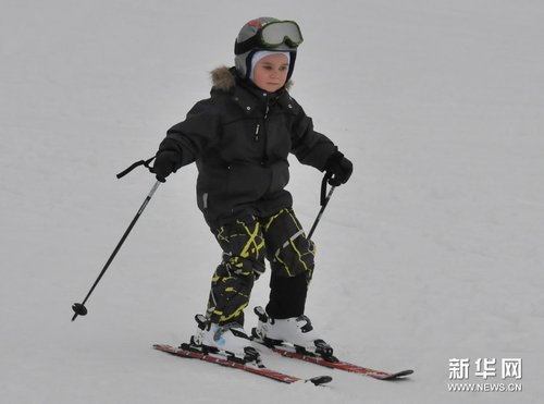 芬兰儿童喜度滑雪假