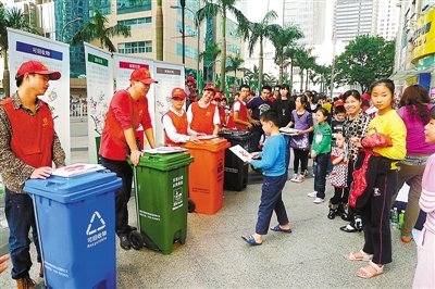 昨天,华强北街头义工们和环保团体一起向市民宣传垃圾分类.