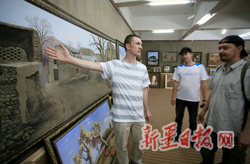 俄罗斯游客欣赏沙画作品