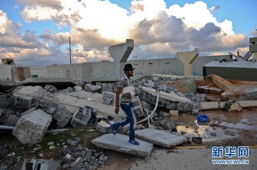 利比亚当局武装人员开始拆除阿齐齐亚兵营