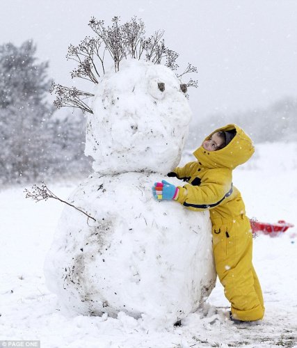 孩子在雪地里堆雪人.