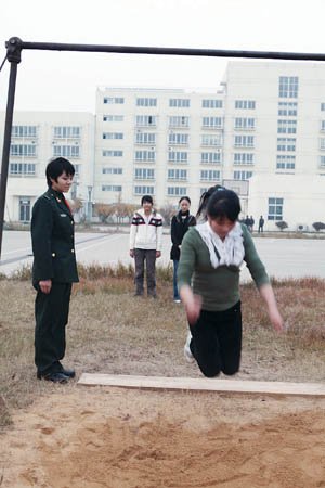 女兵征集体能测试之立定跳远.通讯员朱纯兵摄