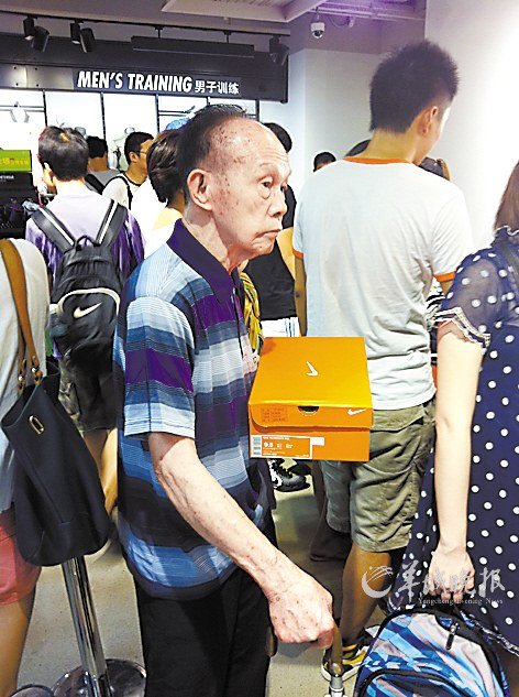 国际知名运动品牌放低身段抢占市场 耐克鞋19