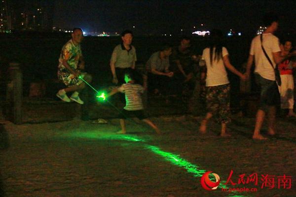 3·15曝光激光笔三亚仍有售 家长照射小孩玩