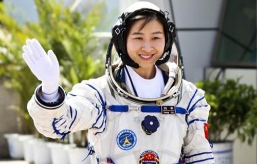 中国首位女航天员刘洋父母端午佳节倍思亲