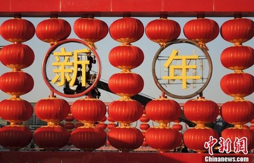 12月30日，北京奥林匹克公园，工作人员正在布置灯笼迎接新年到来。中新社记者 廖攀 摄