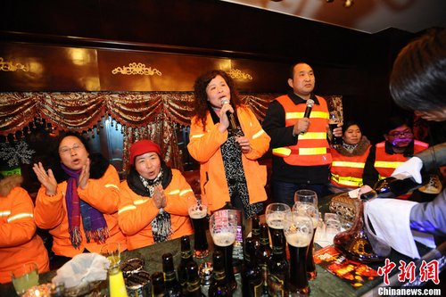 武汉酒吧老板请环卫工唱K 上演环卫好声音_