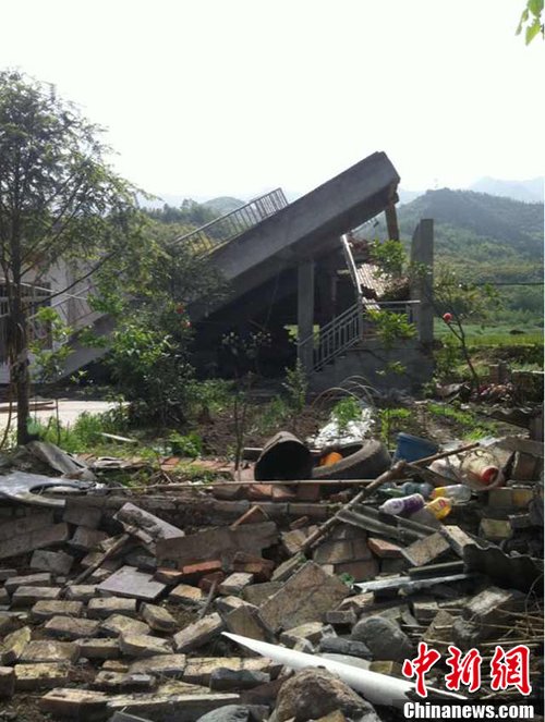 直击雅安地震重灾区 房屋倒塌发现遇难者
